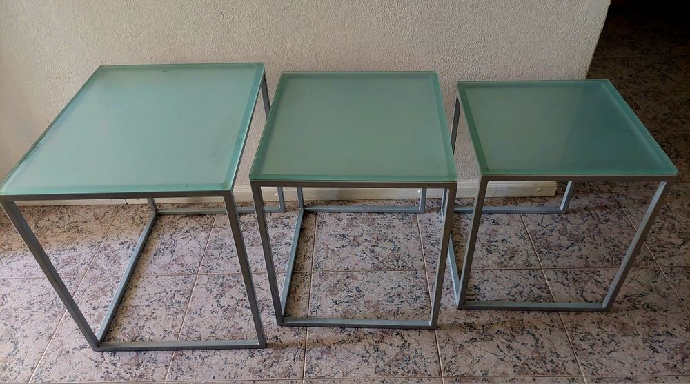 Conjunto de três mesas de apoio e mesa Tv