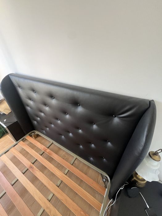 Cabeceira em Capitone + Estrado com patas + duas Mesas de cabeceira