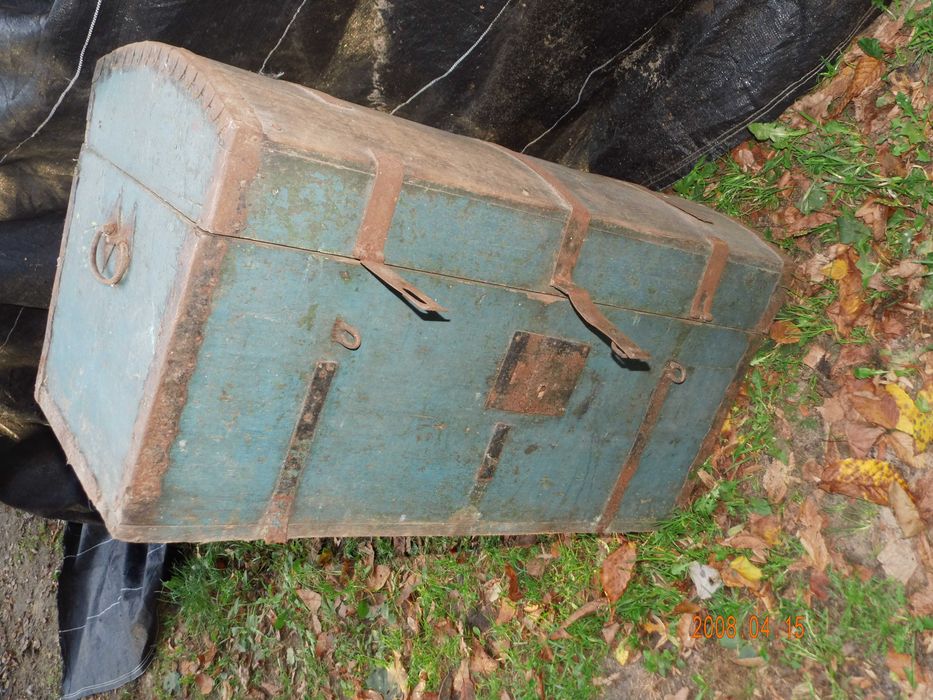 Drewniany stary kufer z okuciami