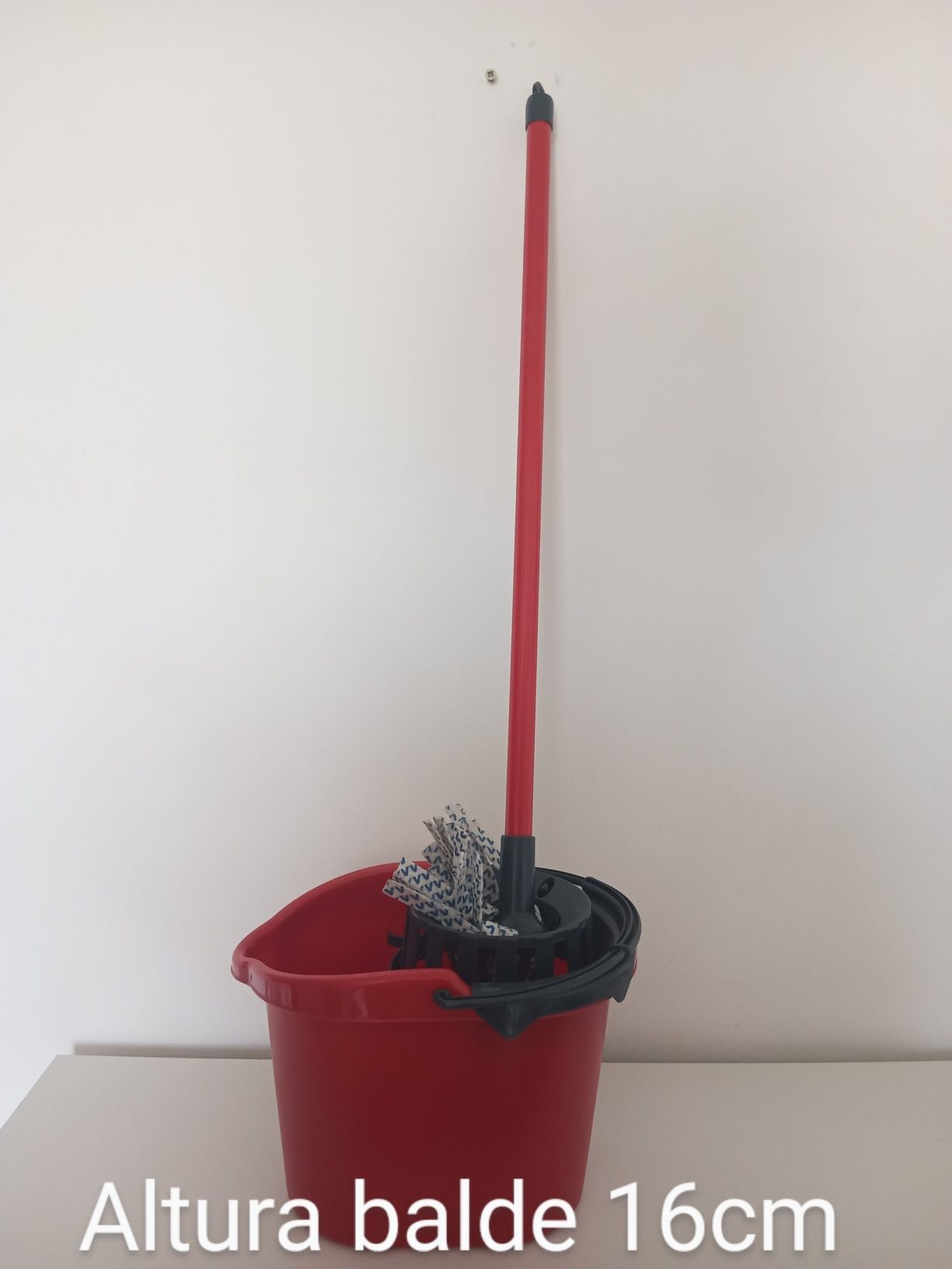 Brinquedo Pequeno balde com esfregona 16cm