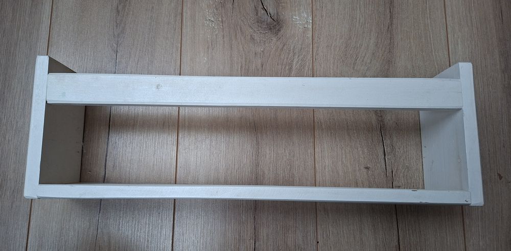 Drewniana polka wisząca na książki drobiazgi