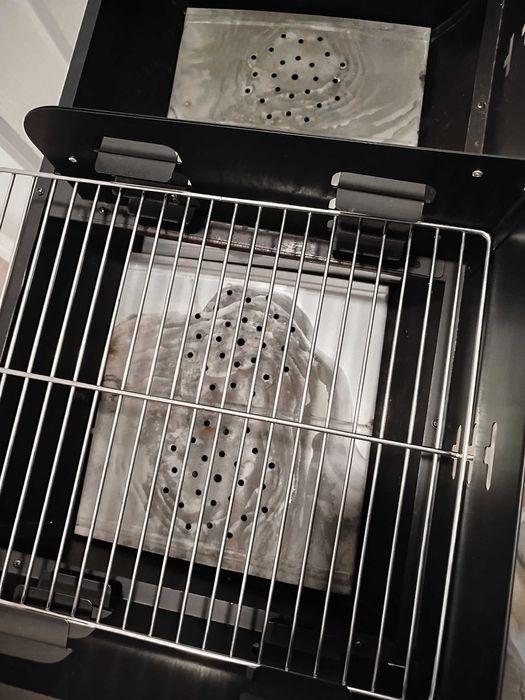 Fogão para churrasco ao ar livre em muito bom estado.