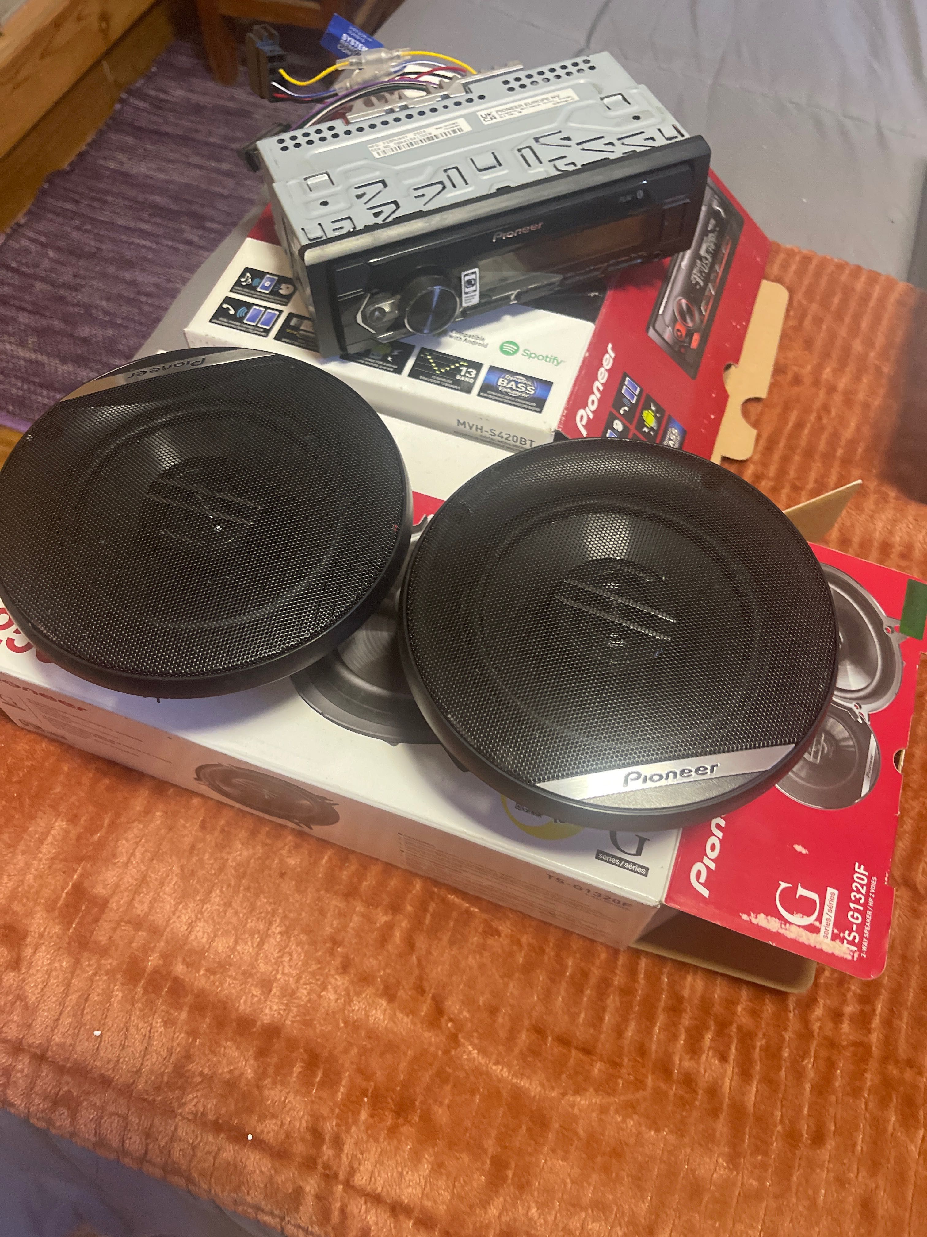 Rádio Pioneer + 2 Colunas traseiras Pioneer