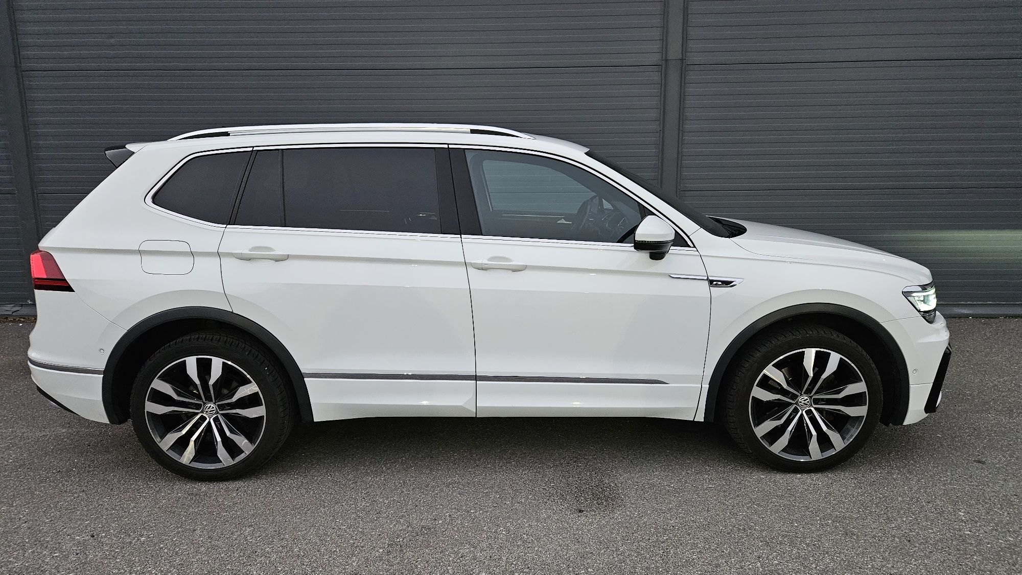 Volkswagen Tiguan Allspace 2.0 TDI 4M R-Line 

Cocpit LED