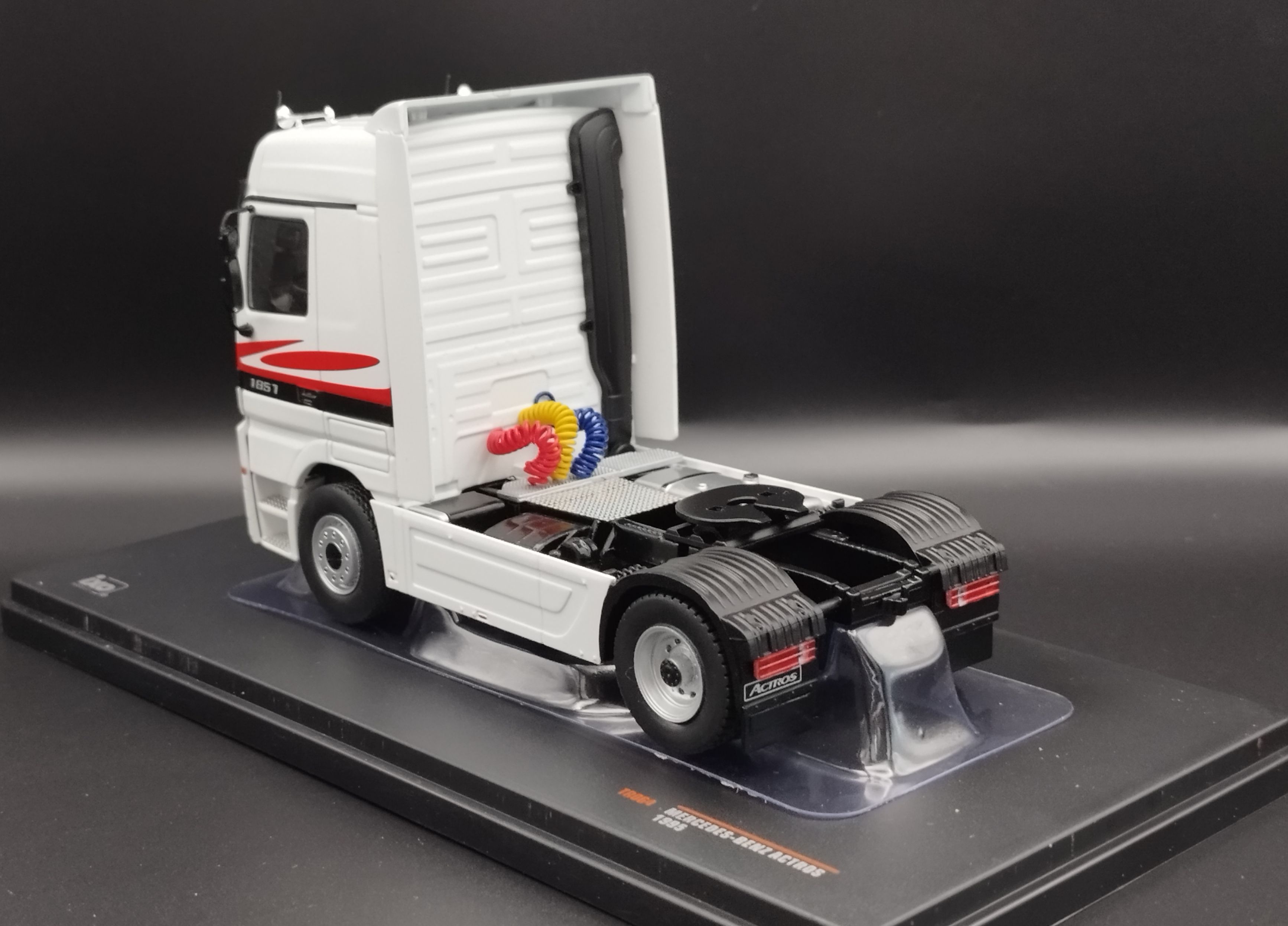 1:43 IXO 1995 Mercedes Actros MP1  model nowy