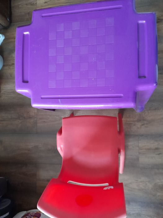 Mały plastikowy stolik + krzesełko