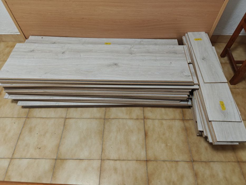 Pavimento laminado AC5 7 mm cinza claro