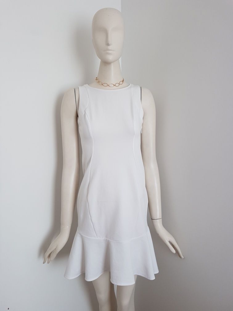Biała sukienka z falbanką