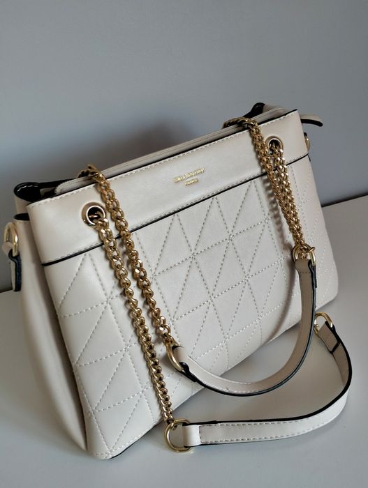 Torebka beżowa na złotym łańcuszku