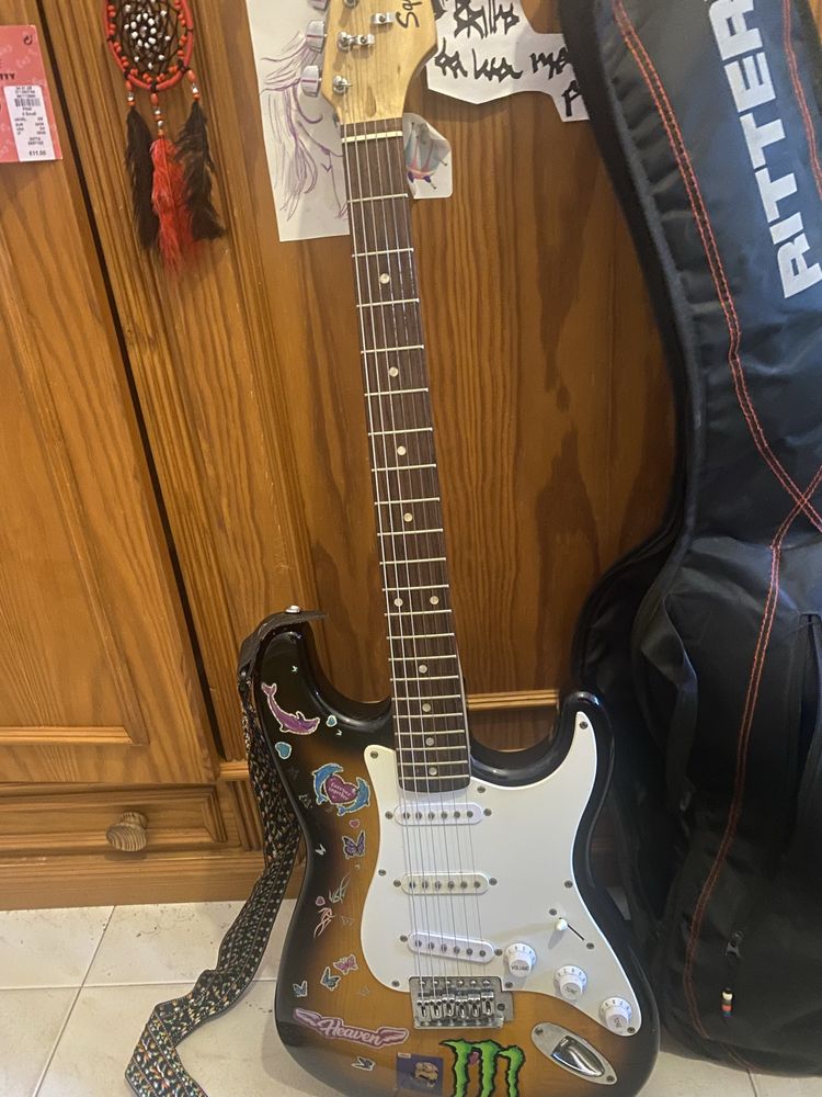 Guitarra Elétrica Squier Bullet Strat (com correia e capa)