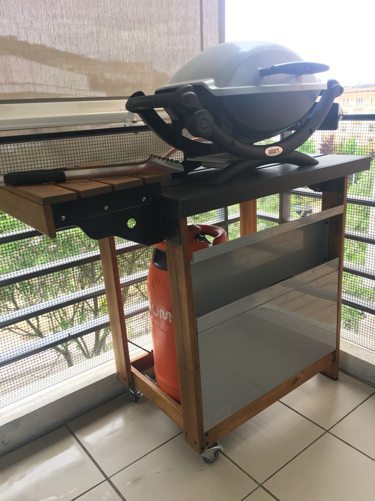 Churrasqueira WEBER gás + móvel de apoio.
