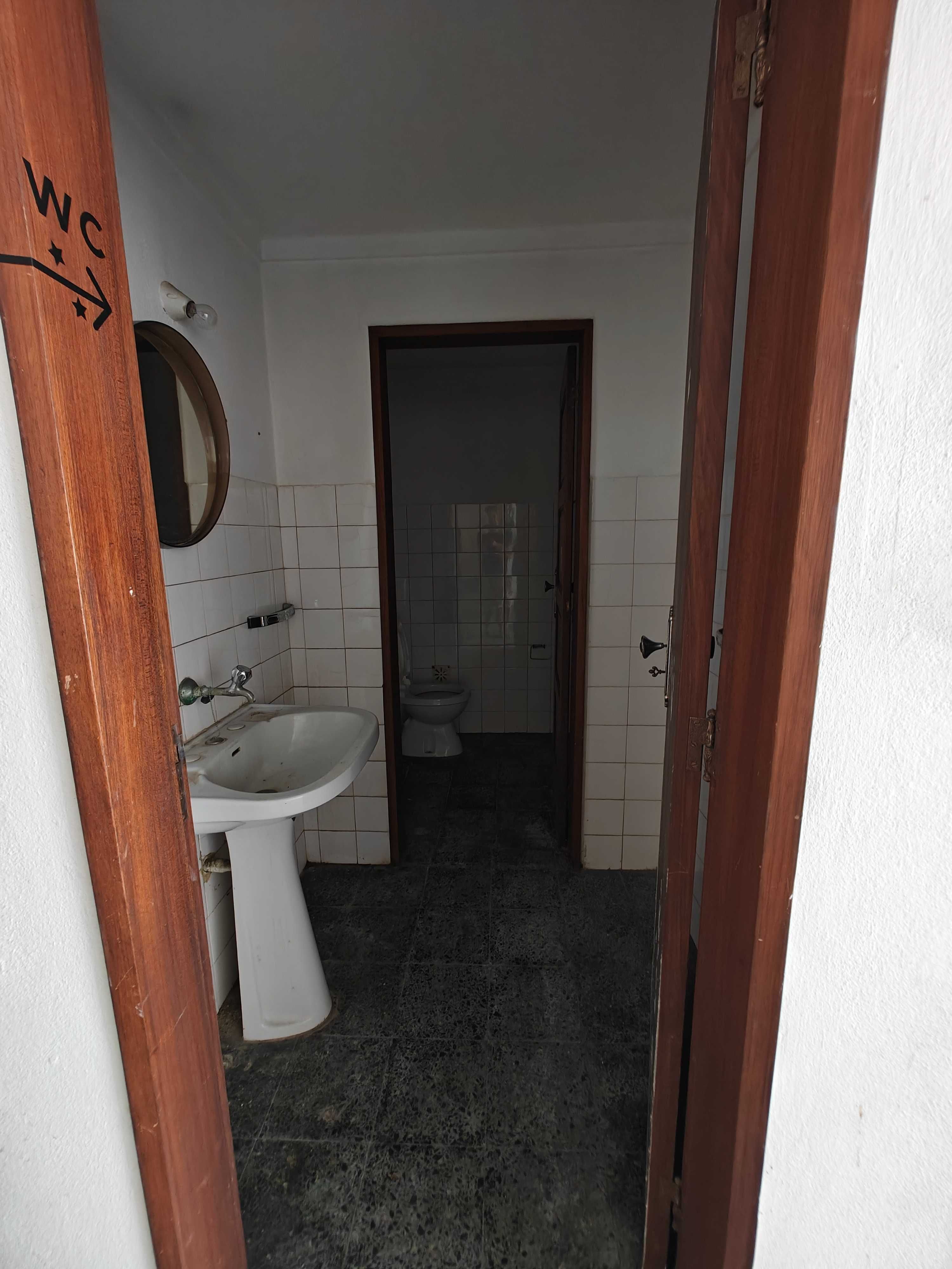 Arrenda-se loja com ~120m² no centro da vila