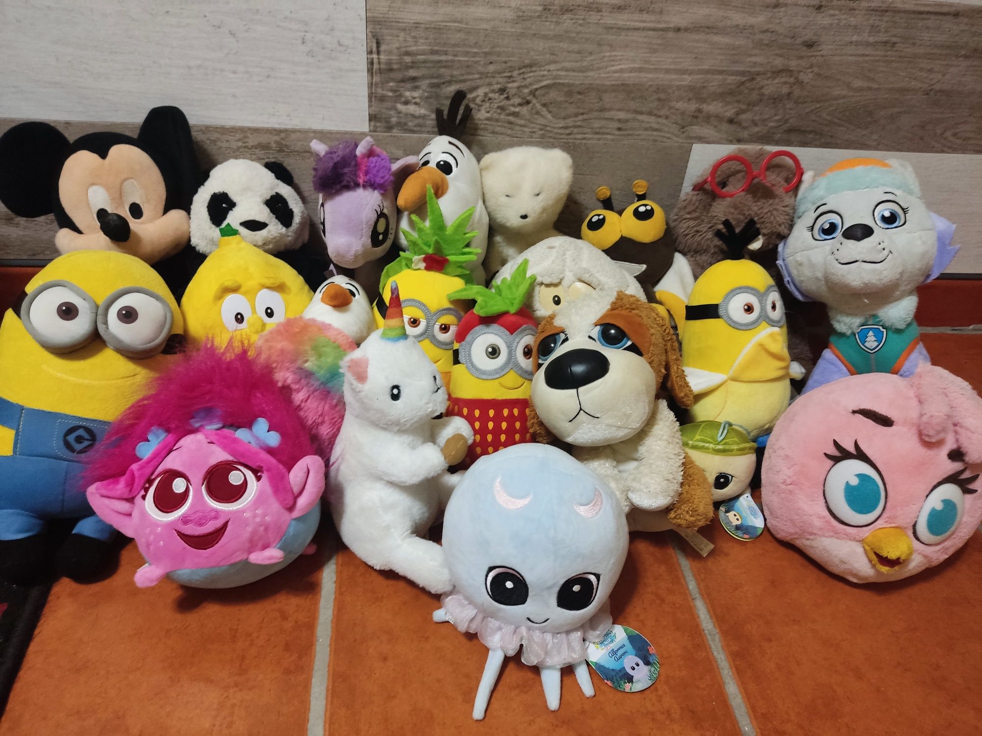 Lote de vários brinquedos novos e usados