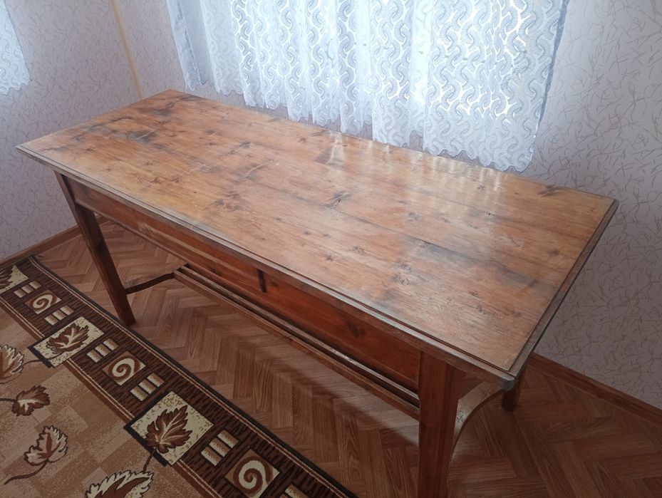 Стіл з дерева, лакований.