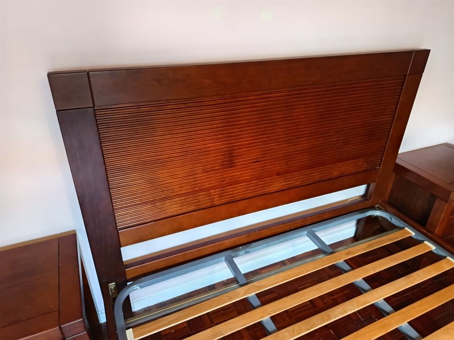 Cama + mesinhas de cabeceira + comoda com espelho