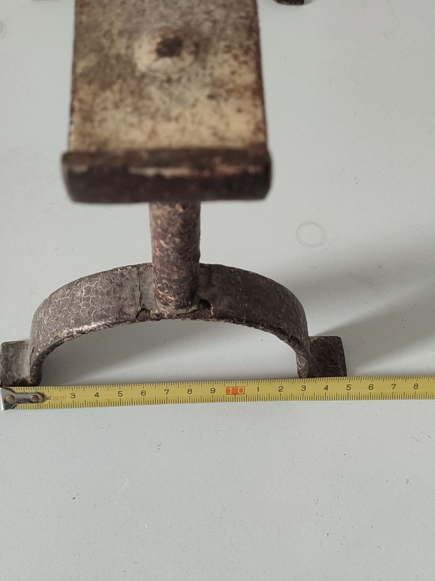 Baú muito antigo com suporte em metal