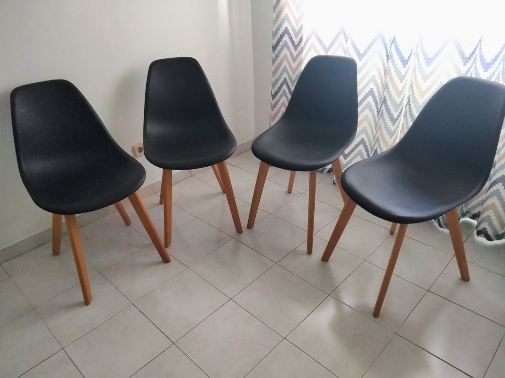 Cadeiras em preto e faia