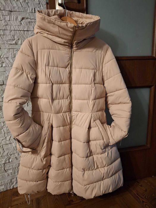Beżowa kurtka zimowa z poszerzonym dołem