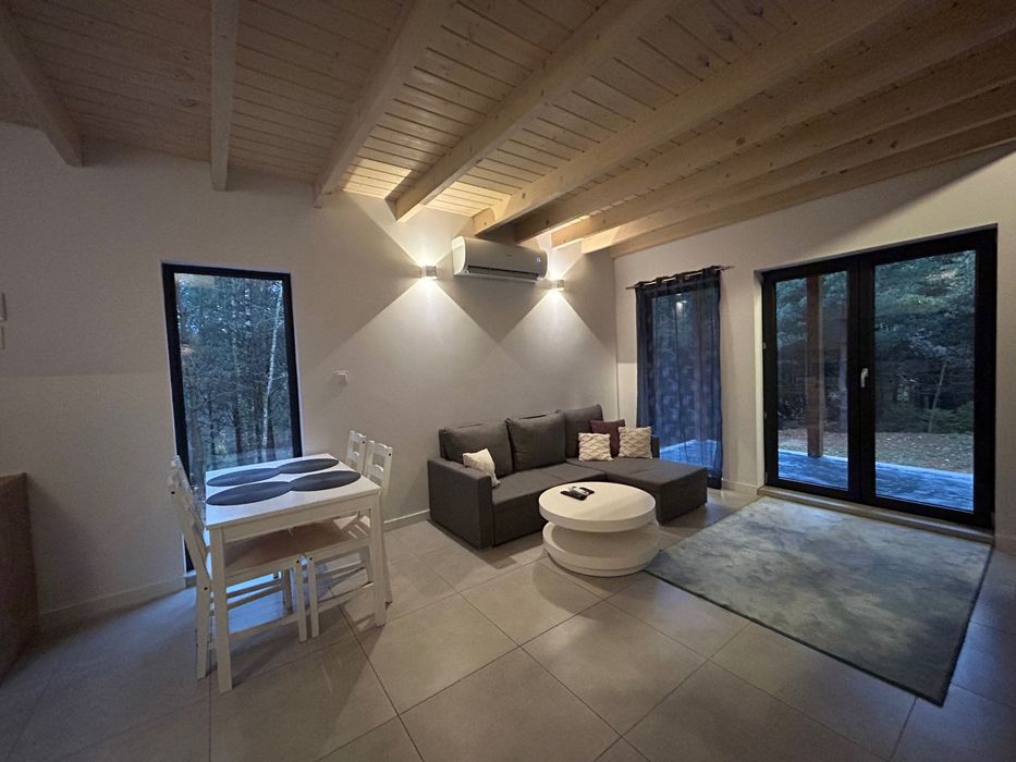 Dom w prywatnym lesie niedaleko jeziora warmińsko-mazurskie