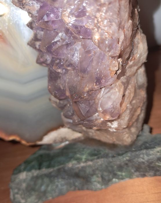 Relógio antigo em pedra