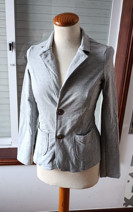 Blazer cinzento - Novo

-Tamanhos: S - M - L e XL

Os portes são a car