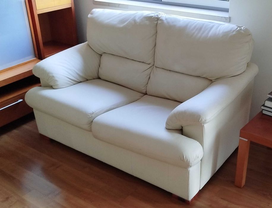 Conjunto de sofás em pele sintética (BAIXA DE PREÇO)