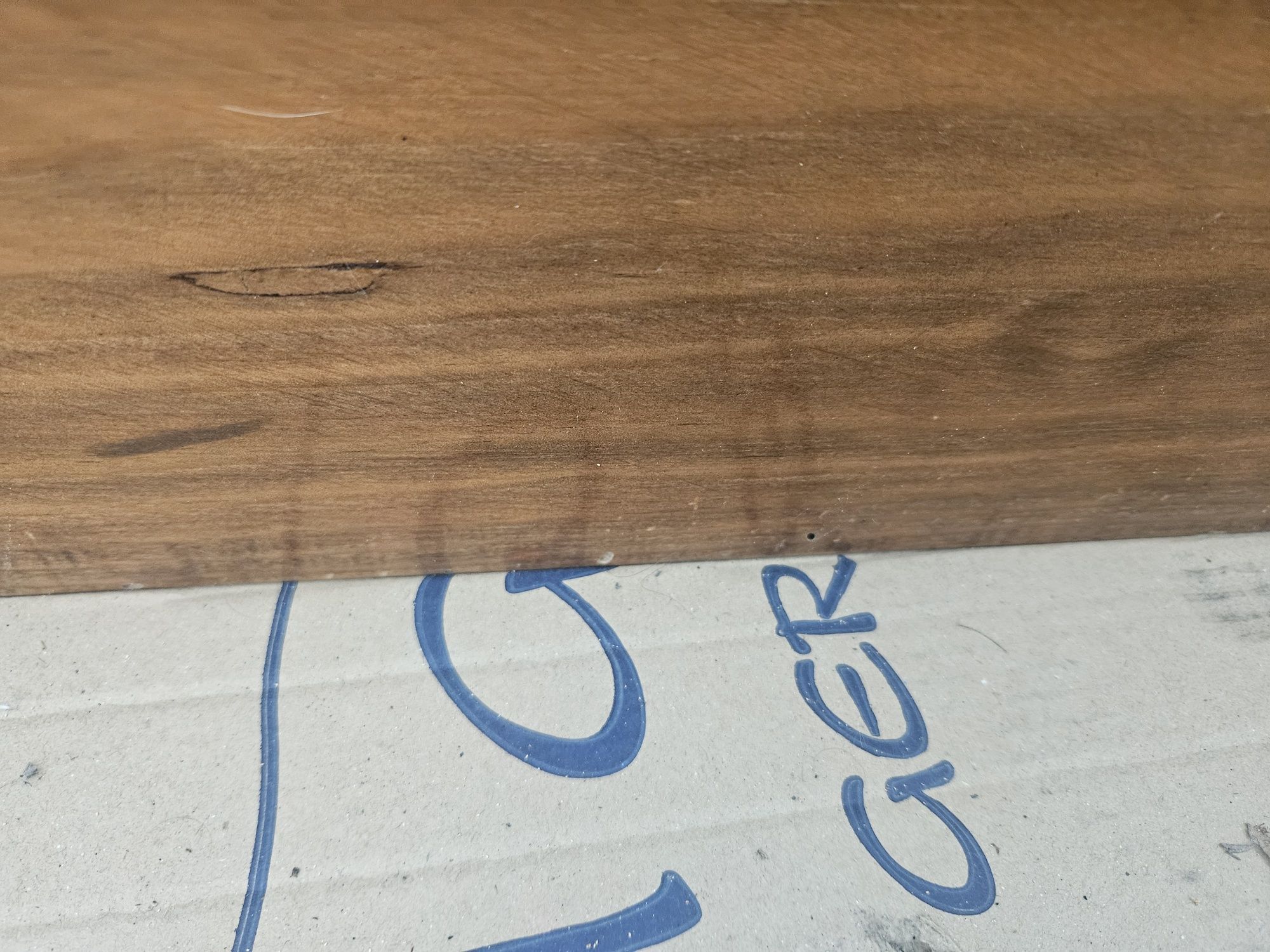 Cama corpo e meio de madeira com colchao