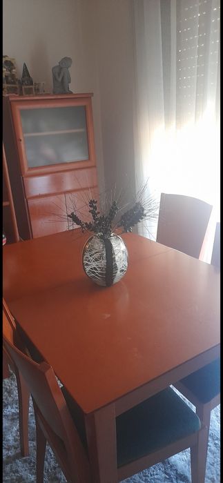 Mesa cadeiras e vitrine