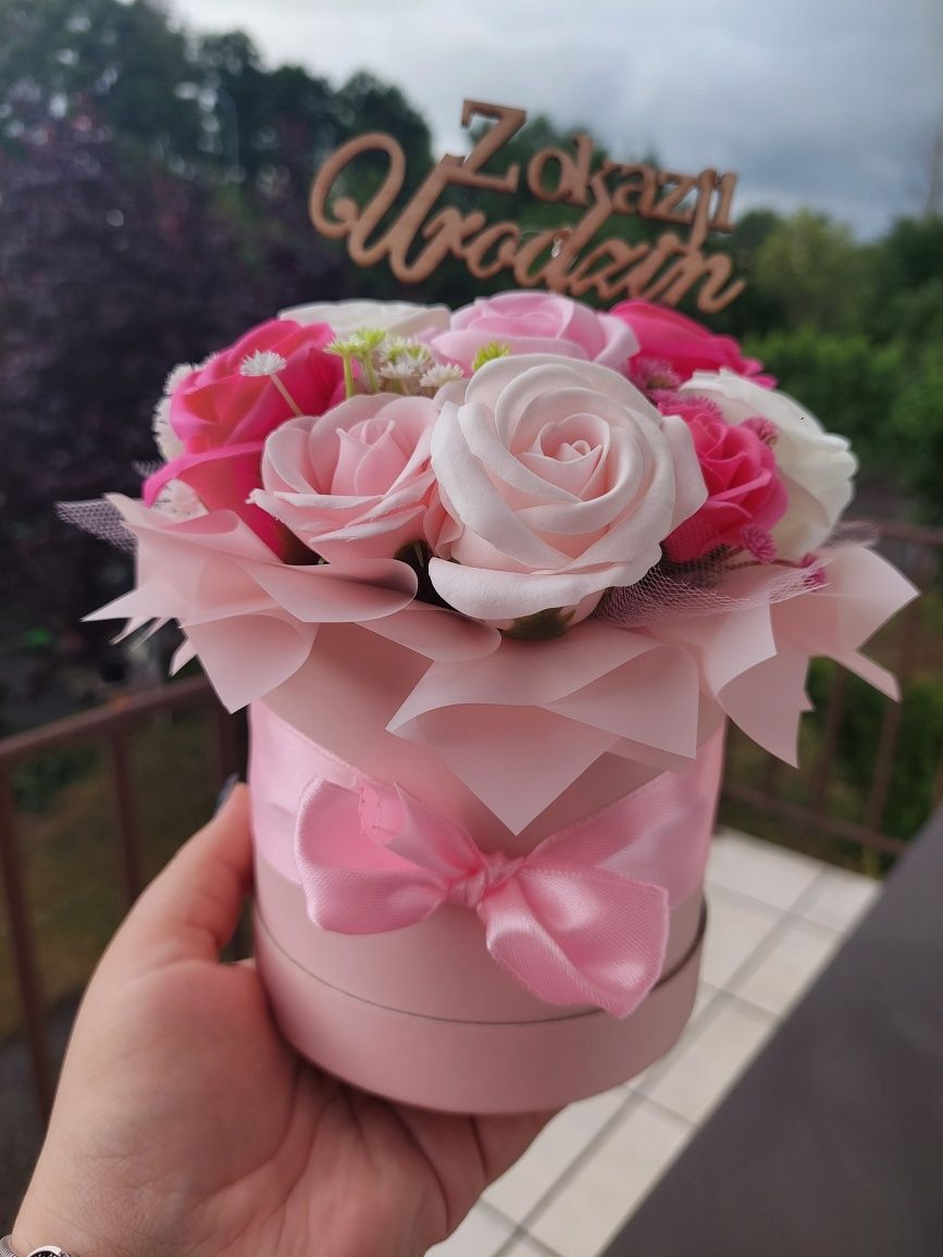 Flowerbox z pachnących różyczek mydlanych na każdą okazję