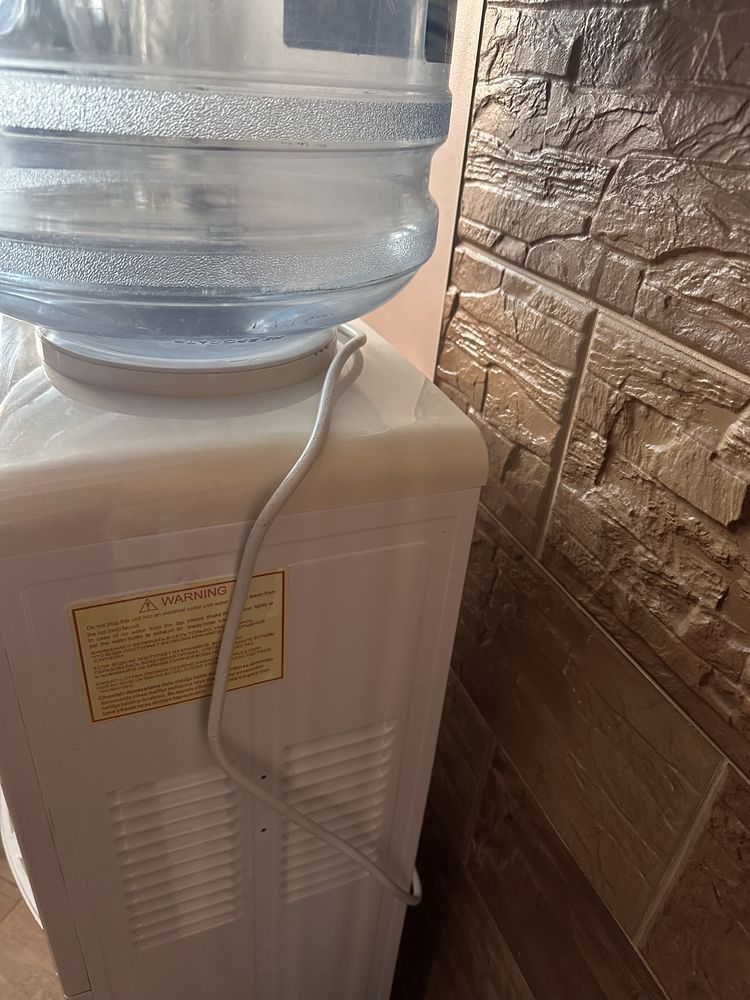Кулер для води HOTFROST + два бутлі пусті.