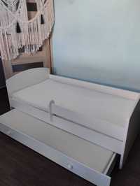 Podwójne łóżko dziecięce z materacami: 165x85 cm i 155x85 cm.