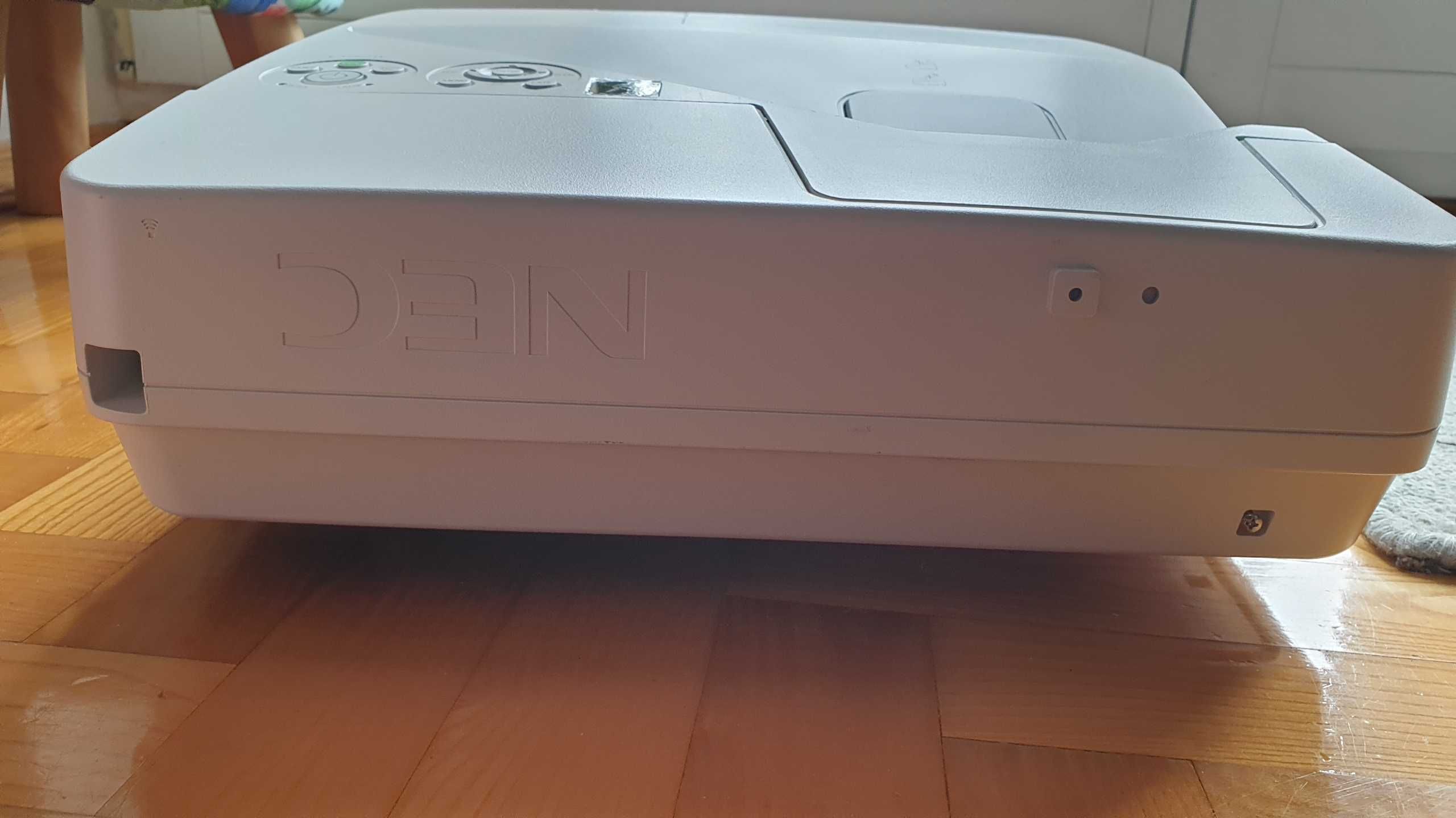 Projektor LCD NEC UM301W biały krótkoogniskowy idealny stan
