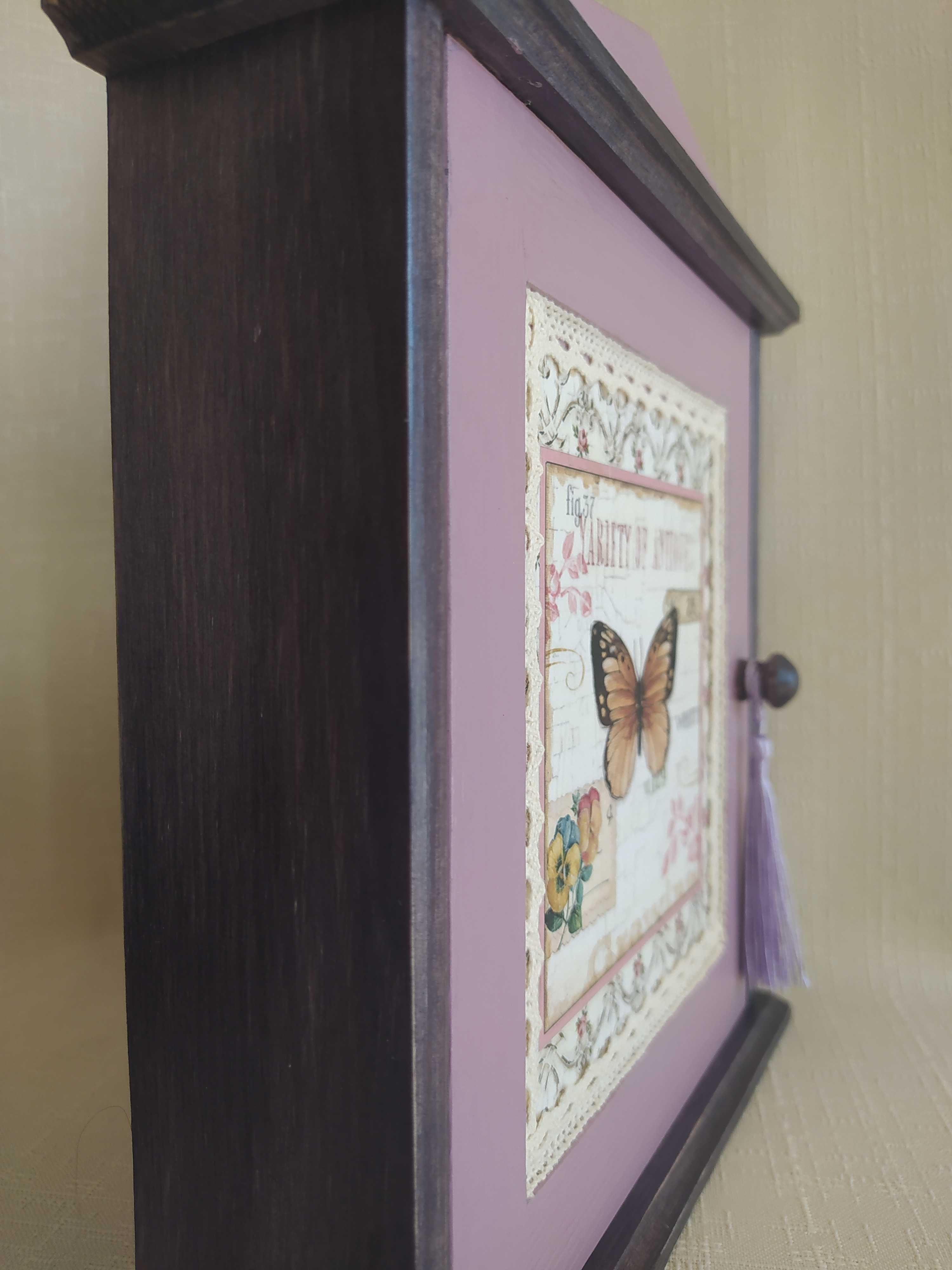 Kwadratowa, drewniana skrzynka/szafka na klucze – Butterfly