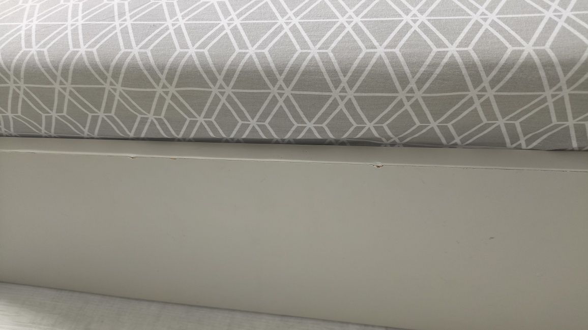 Cama casal (sem colchão) + 2 mesas de cabeceira – €50 + €20