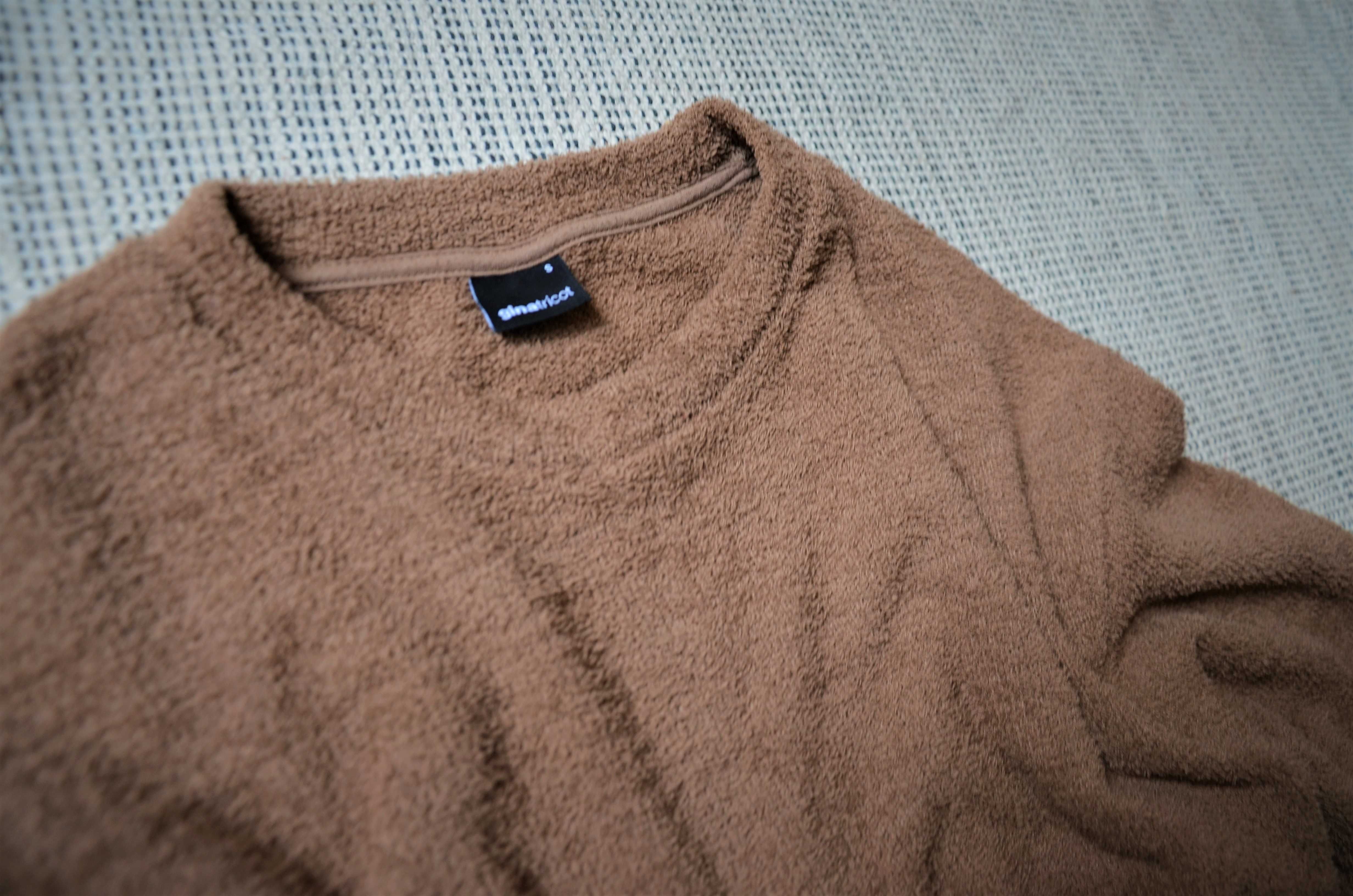 Brązowy sweterek