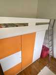 quarto: 2 camas, guarda roupa e secretària
