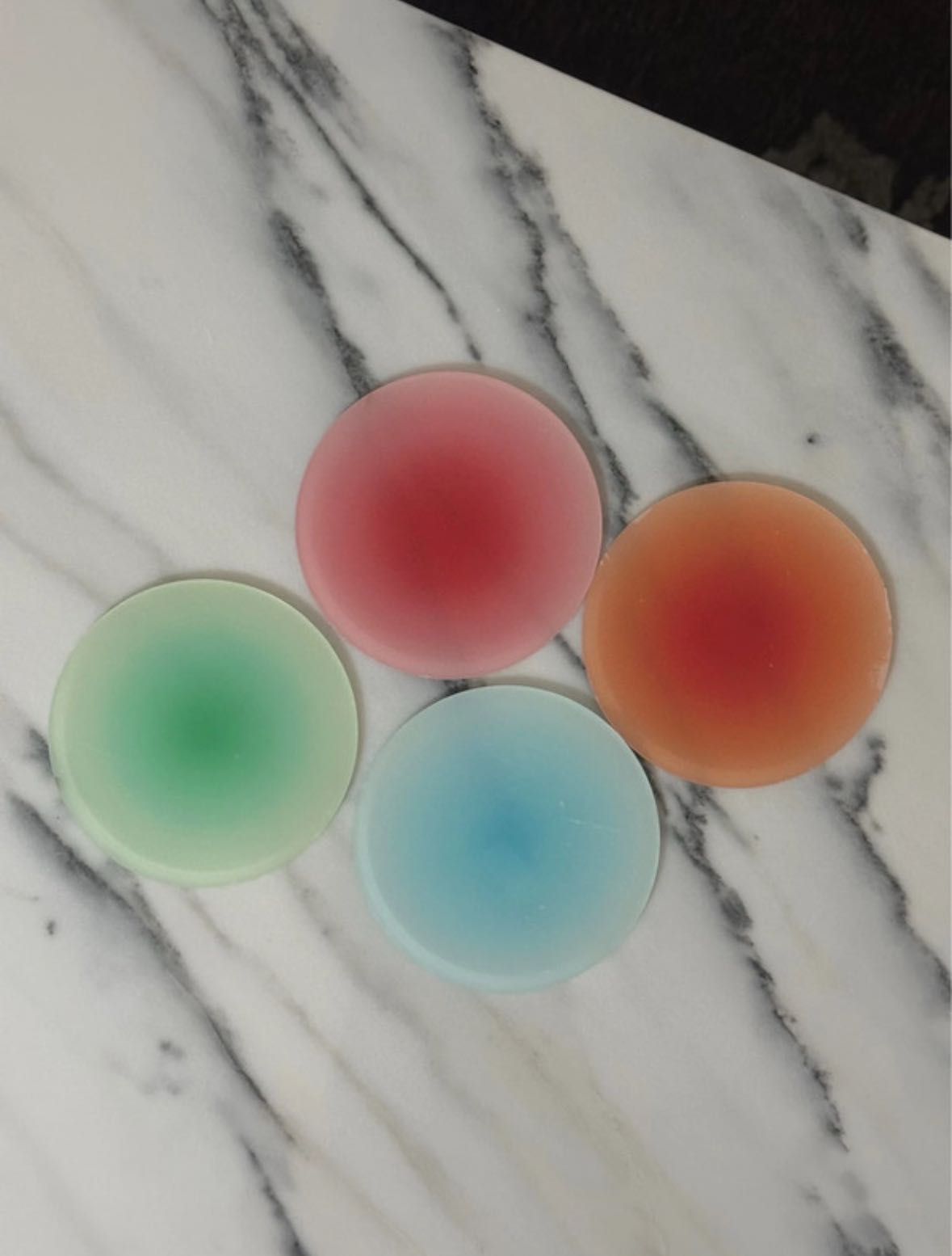 Conjunto de 4 porta-copos em acrílicos, de cores