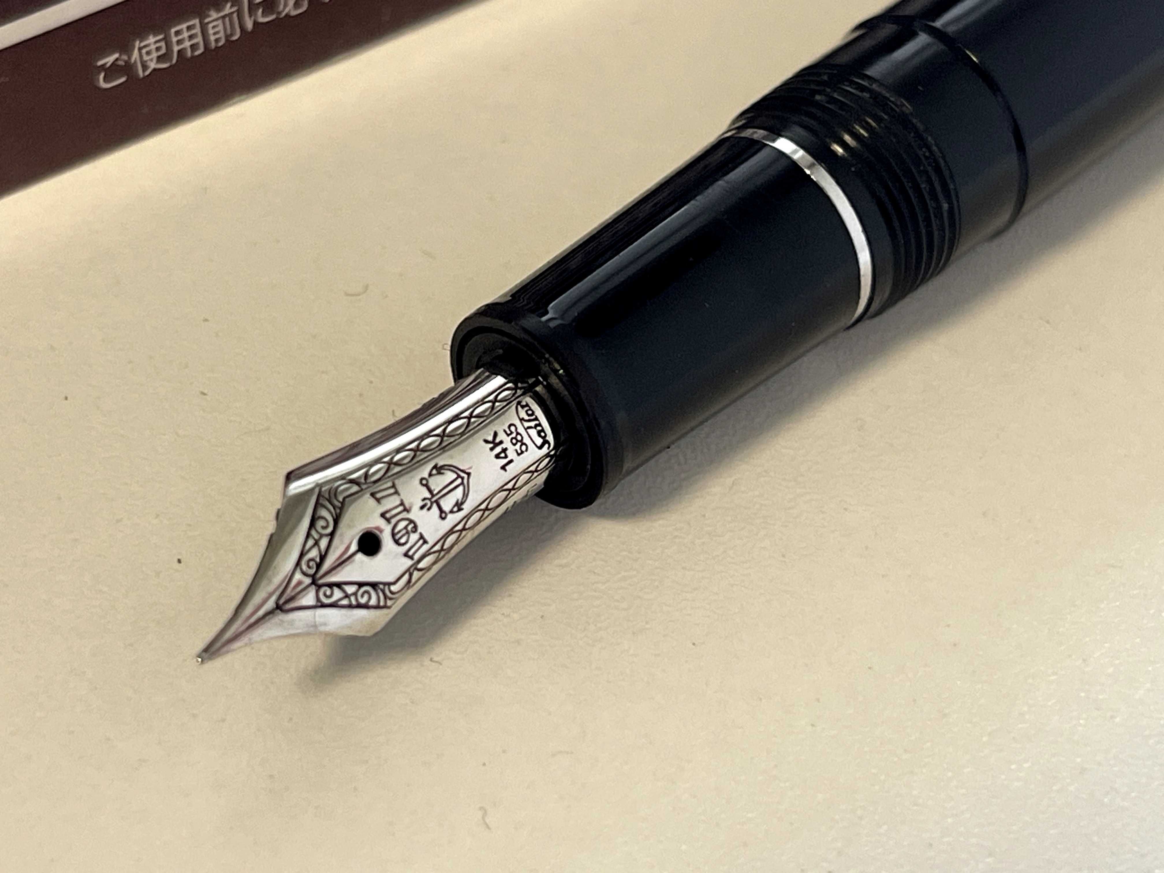 Sailor 1911 Professional Gear. Ручка з золотим пером