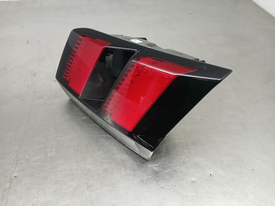 Farolim da mala direito PEUGEOT 3008 II (M_)