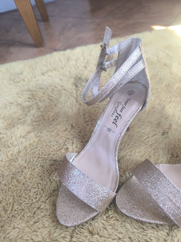Buty na obcasie złote 39