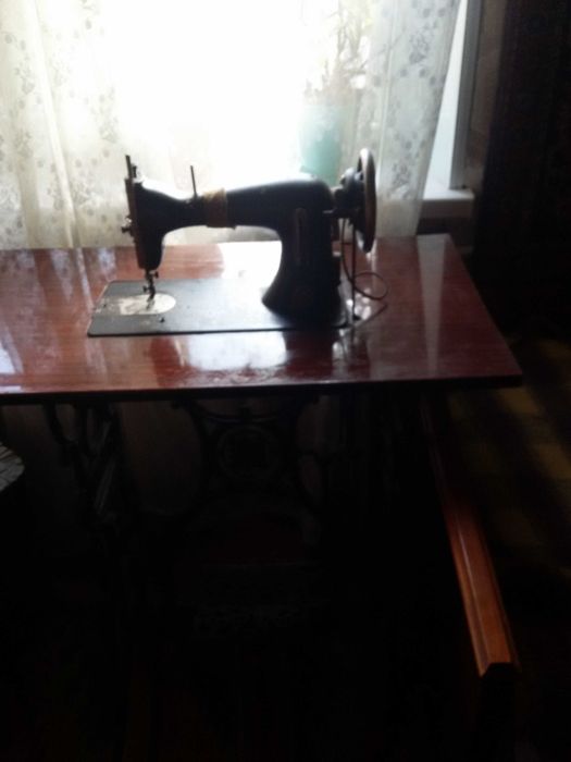 Продам швейную машинку