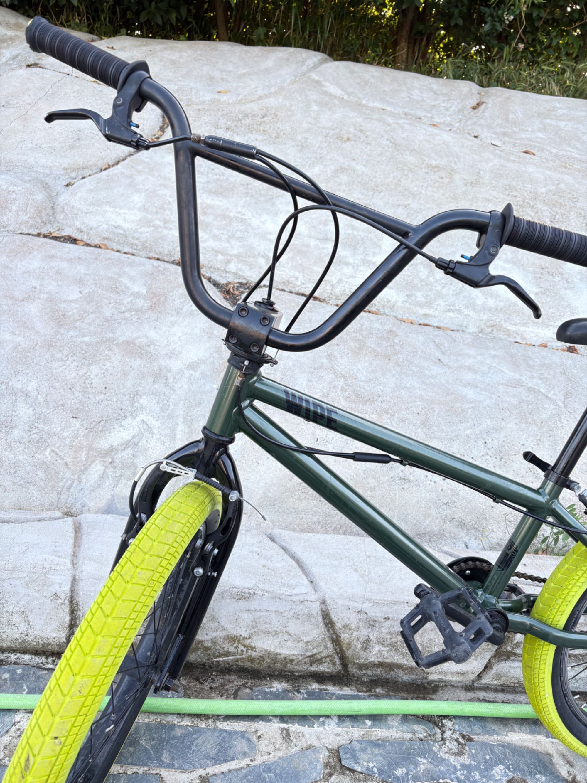 BMX verde escuro com pneus verdes claros