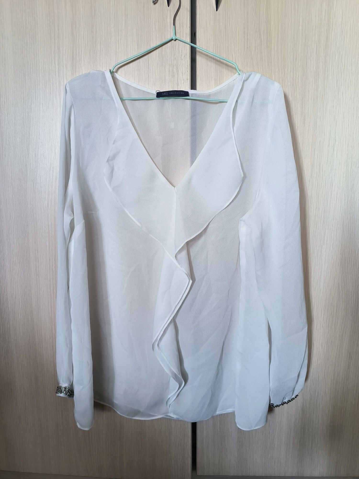Блузи білі на L XL та спідниця