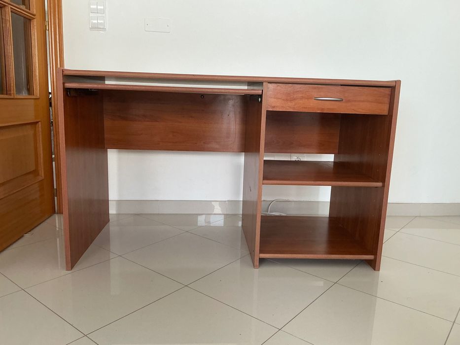 Secretária grande para computador com gaveta e prateleiras