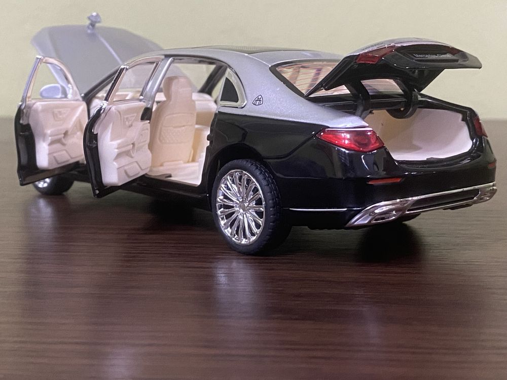 Модель авто 1:22 Mersedes S-400 Maybach