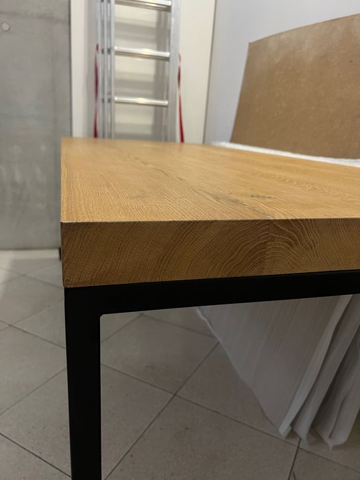 Stół dębowy z metalowymi nogami