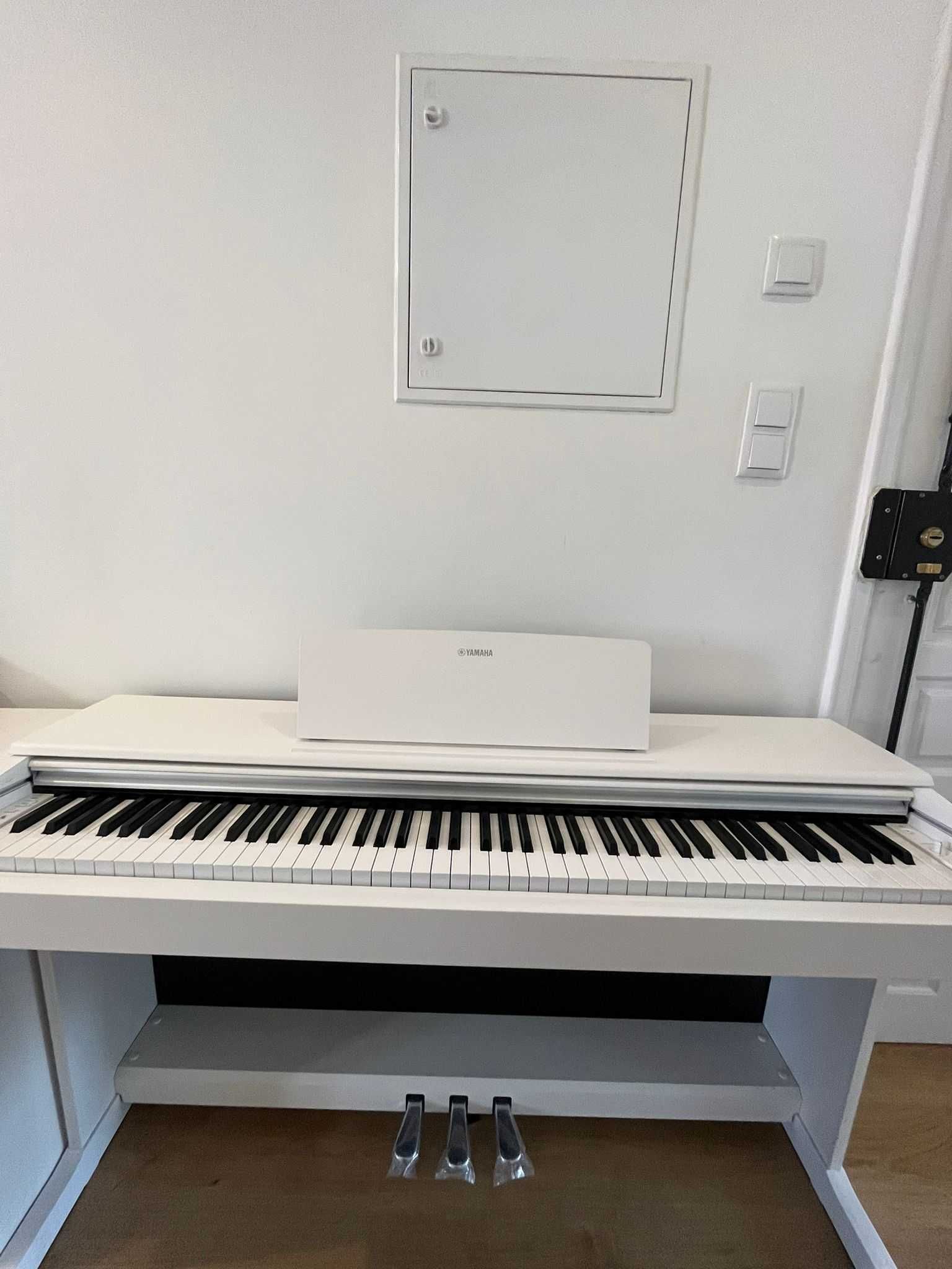 Yamaha YDP-145 Branco