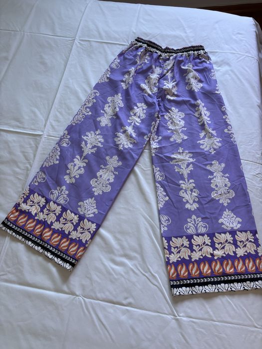 Calças Pantalonas padrao tons lilás e branco (novas)