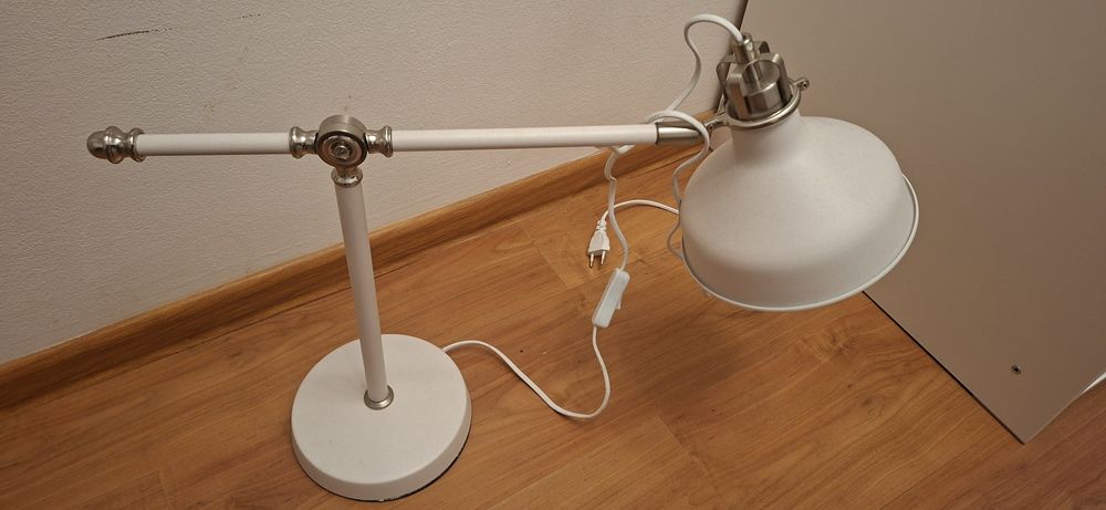 Lampka biurkowa biała
