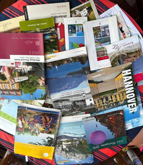 Каталоги путеводители брошури карти